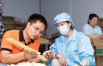 熊文文 大悟縣返鄉(xiāng)創(chuàng)業(yè)新鄉(xiāng)賢，以互聯(lián)網(wǎng)銷售助力鄉(xiāng)村振興，當(dāng)選“中國(guó)網(wǎng)事·感動(dòng)2023”二季度網(wǎng)絡(luò)感動(dòng)人物